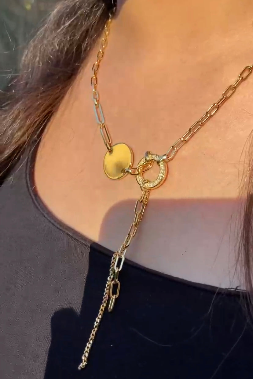 قلادة مستديرة على شكل حرف V