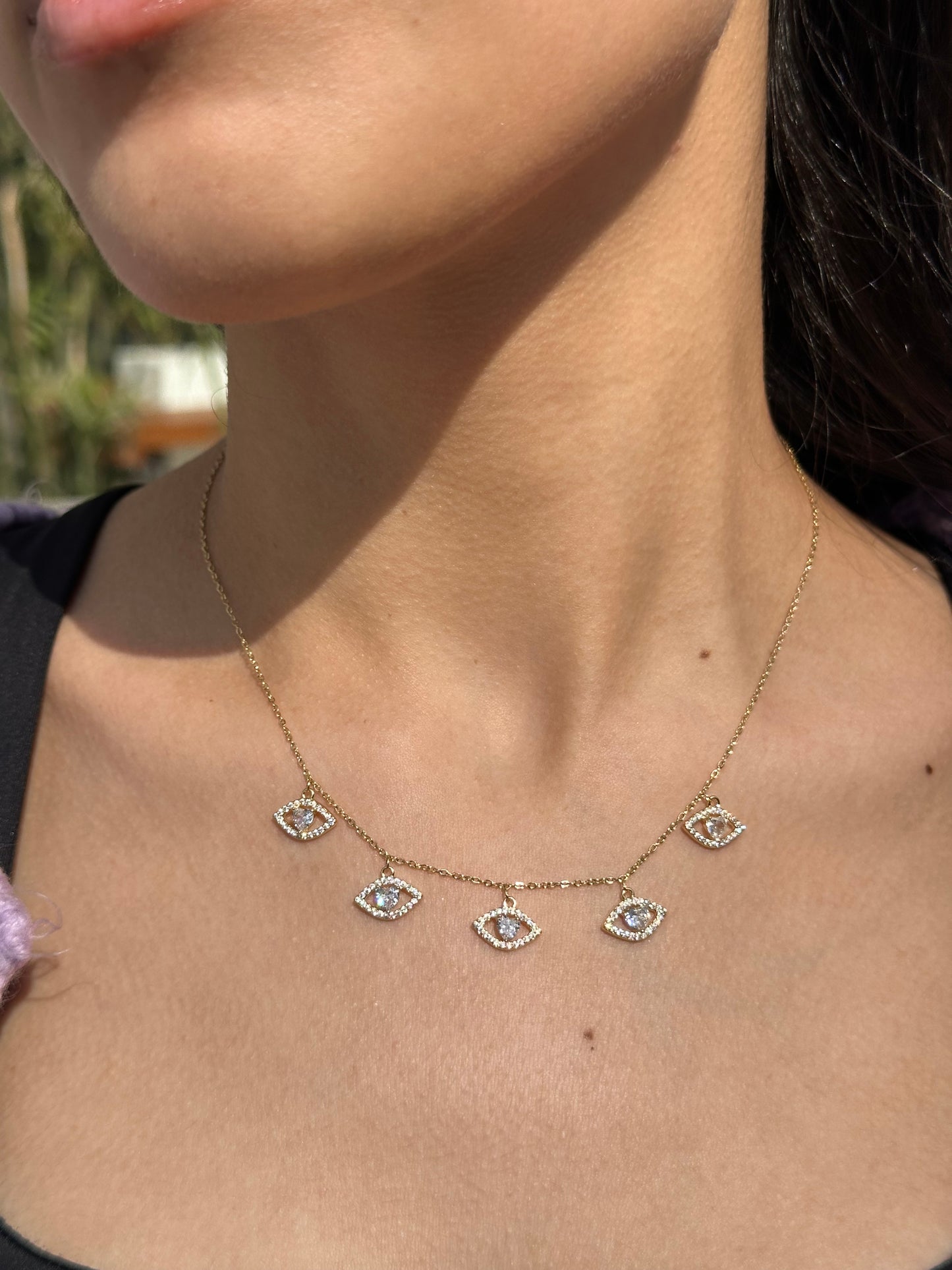 قلادة من خلال عينيه