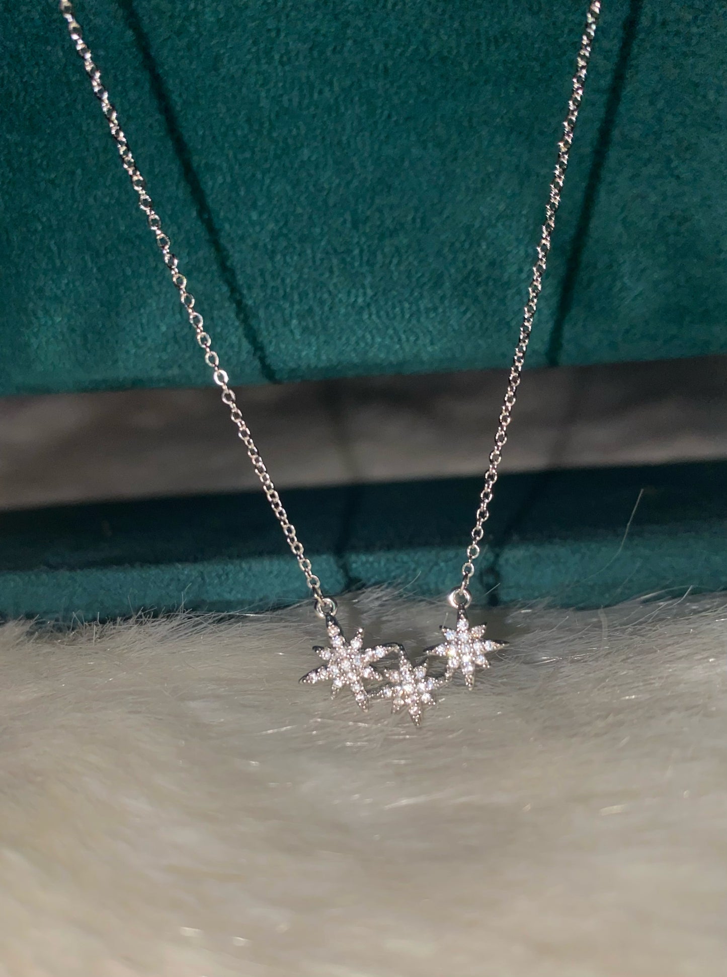 قلادة النجوم الفضية الصغيرة