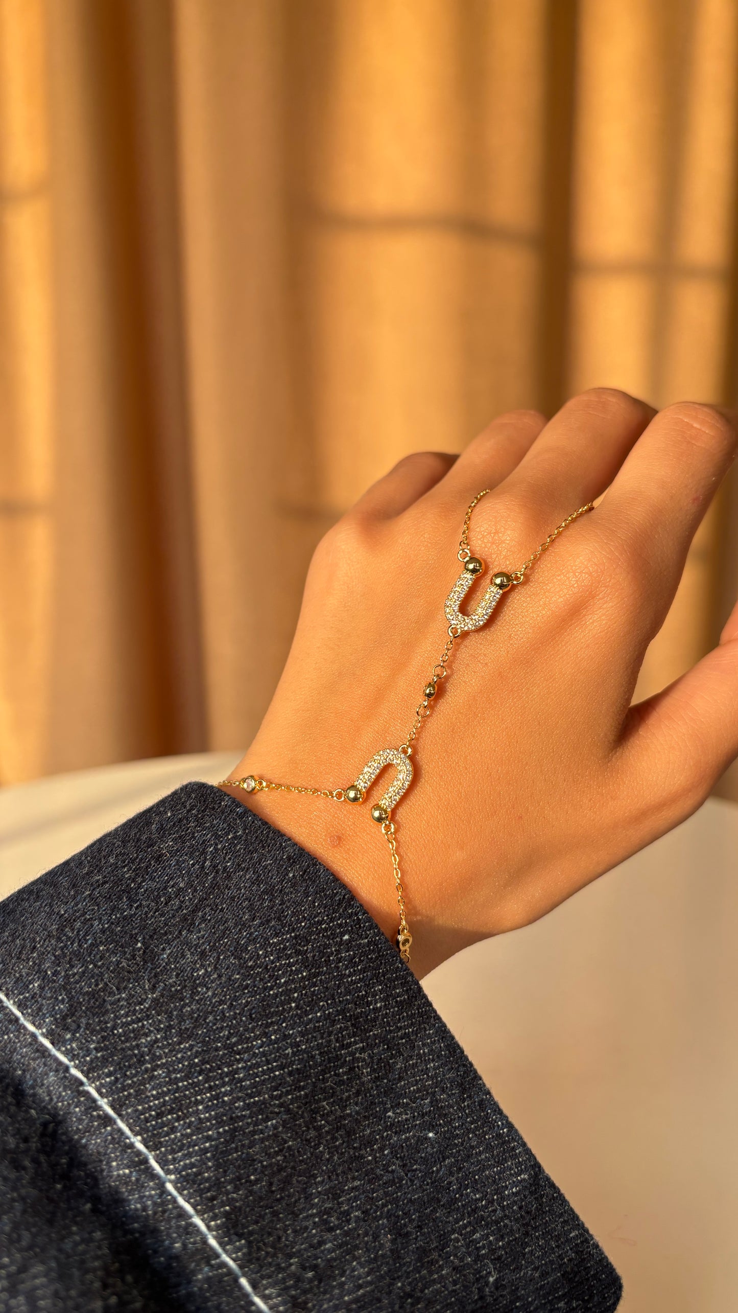 سلسلة يد غامضة