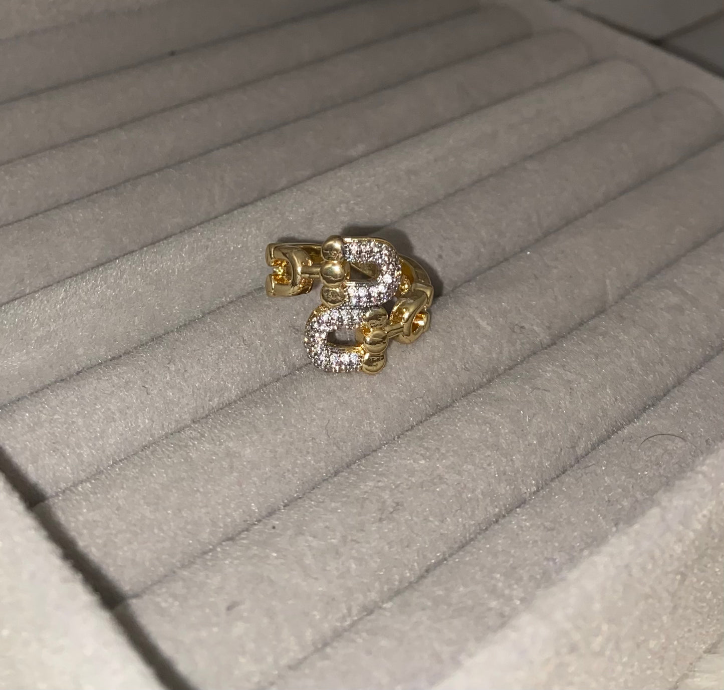 Lyra ring