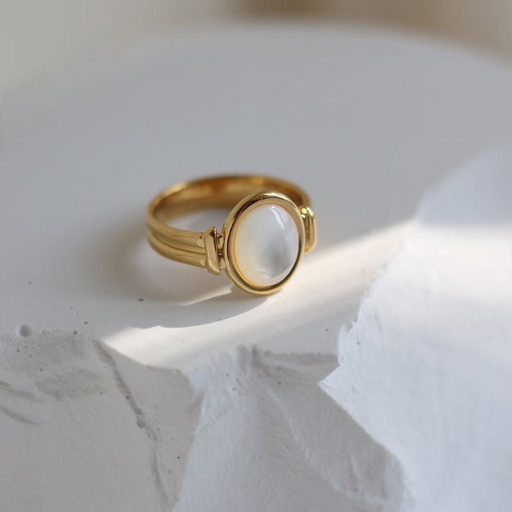 Vintage White Mother Pearl Ring