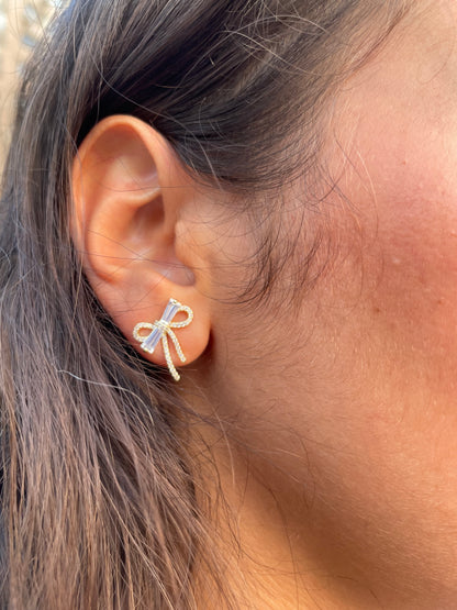 أقراط على شكل فيونكة