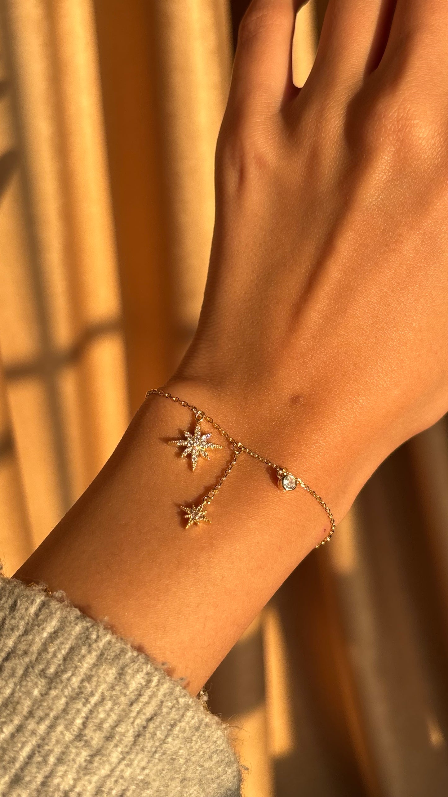 Star dangling bracelet