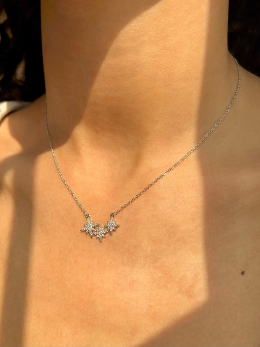 قلادة النجوم الفضية الصغيرة