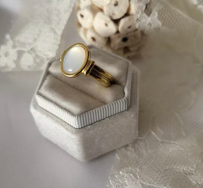 Vintage White Mother Pearl Ring