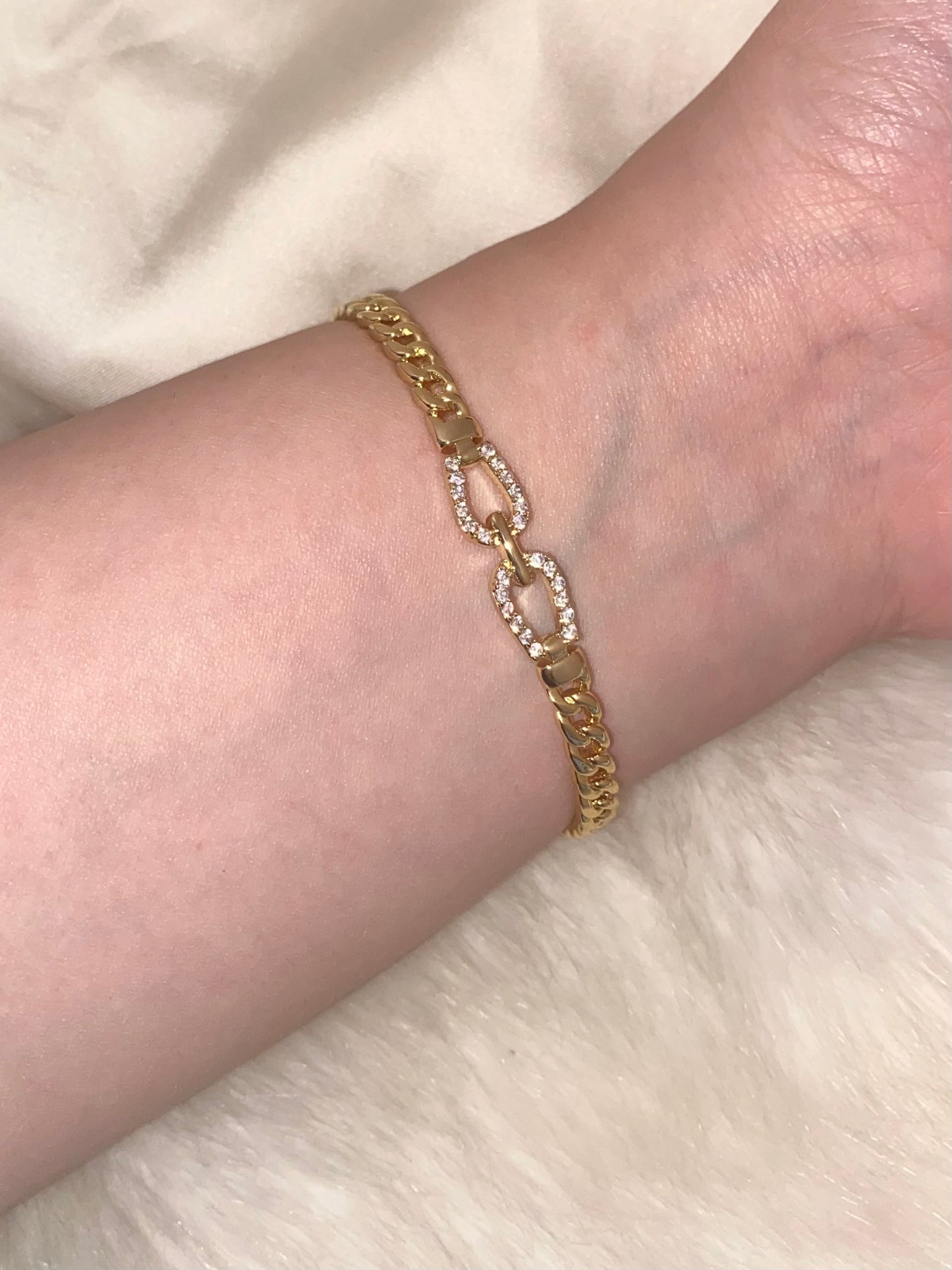 Hook Chain Gold Bangle