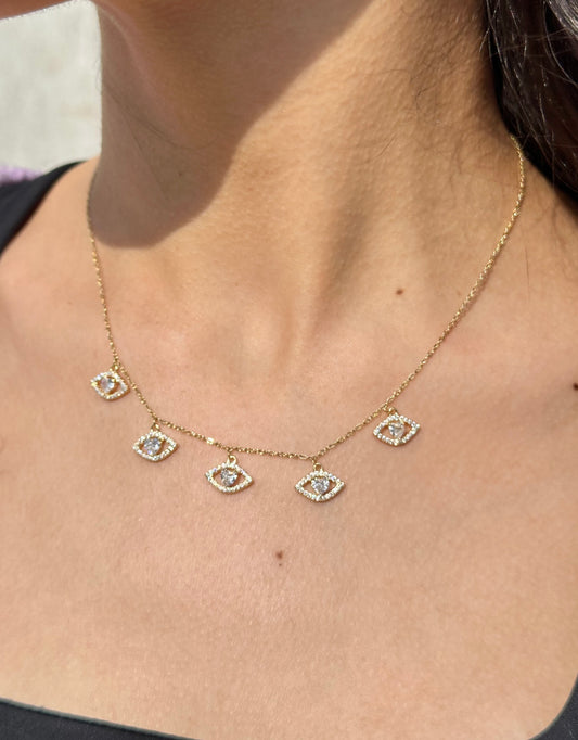 قلادة من خلال عينيه