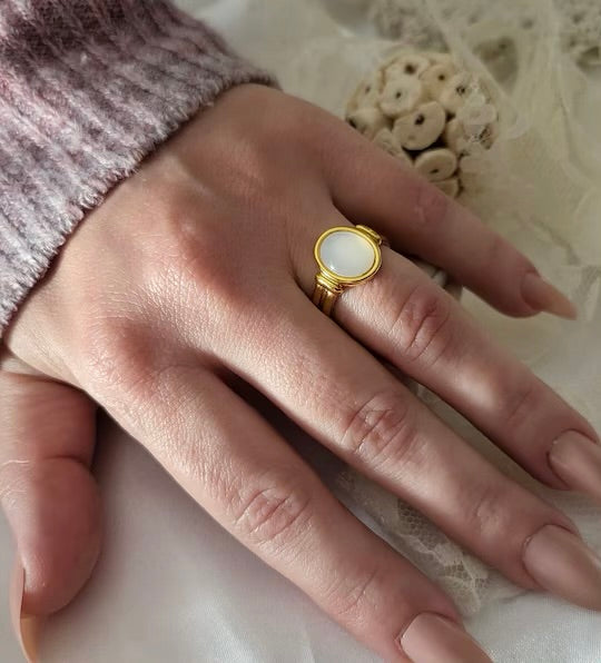 Vintage White Mother Pearl Ring