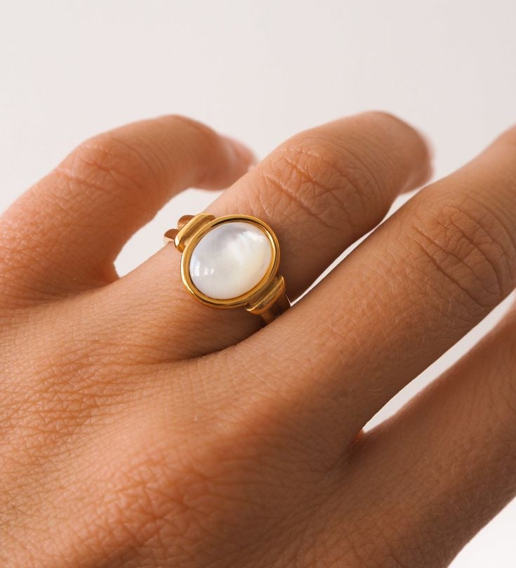 Vintage White Mother Pearl Ring