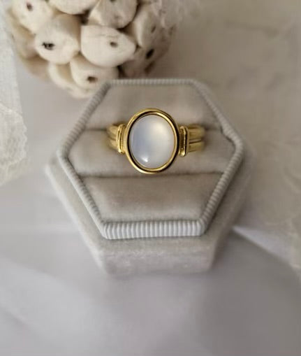 Vintage White Mother Pearl Ring