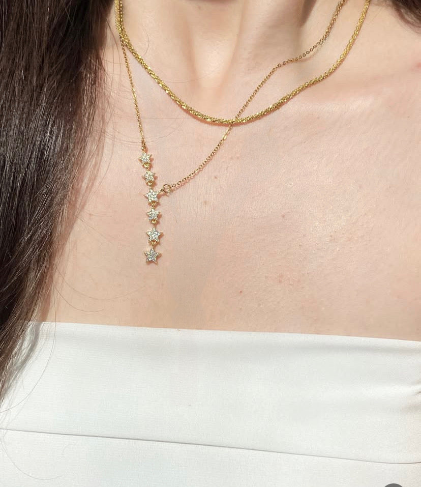 قلادة من الذهب على شكل نجمة لاريات